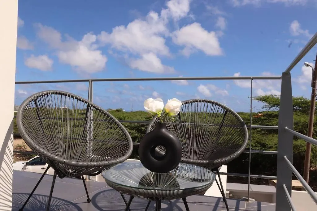 Modern Sunshine Yellow Apartment With Nature Views يلمستاد